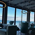 сучасна з терасою на морі та підземний паркінг Apartment Odesa