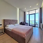 сучасна з терасою на морі та підземний паркінг Apartment Odesa