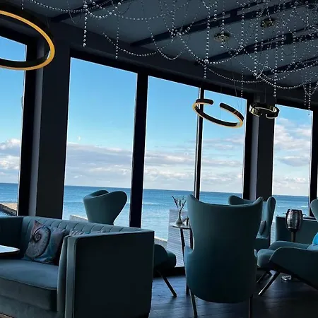 сучасна з терасою на морі та підземний паркінг Apartment Odesa