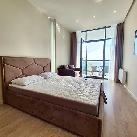 сучасна з терасою на морі та підземний паркінг Apartment Odesa