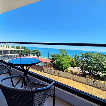 Apartment сучасна з терасою на морі та підземний паркінг