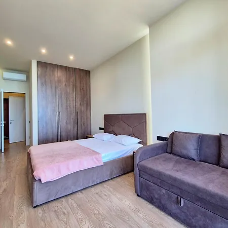 сучасна з терасою на морі та підземний паркінг