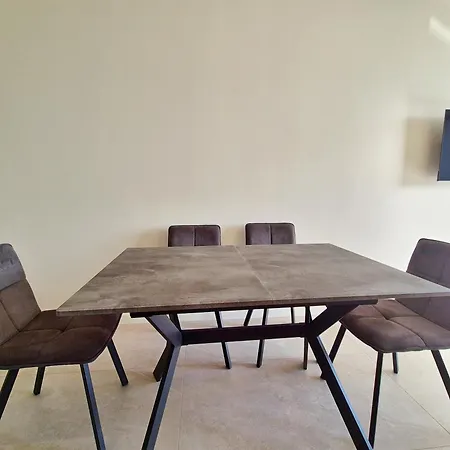 сучасна з терасою на морі та підземний паркінг