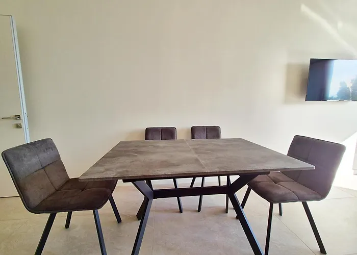 сучасна з терасою на морі та підземний паркінг